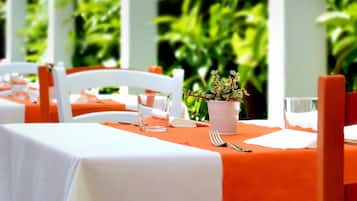 Lunch, dinner served; seafood, alfresco dining