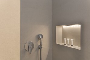 Shower, rainfall showerhead, free toiletries, hair dryer - Lazaros Hotel Resort (Zakynthos)