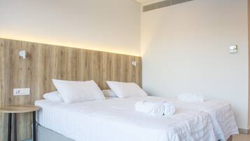 1 habitación, caja de seguridad en la habitación y escritorio