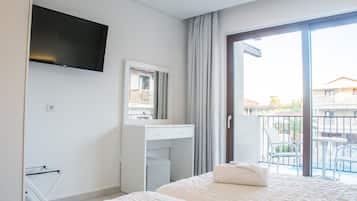 1 habitación, caja de seguridad en la habitación y escritorio