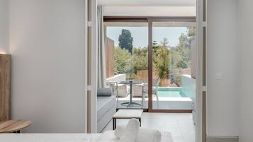 1 habitación, caja de seguridad en la habitación y escritorio