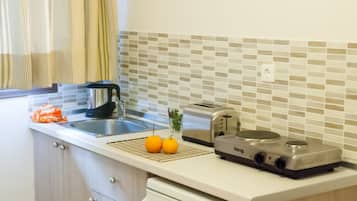 Refrigerador con freezer, cafetera/tetera, tetera/pava eléctrica