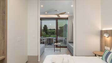 1 habitación, caja de seguridad en la habitación y escritorio