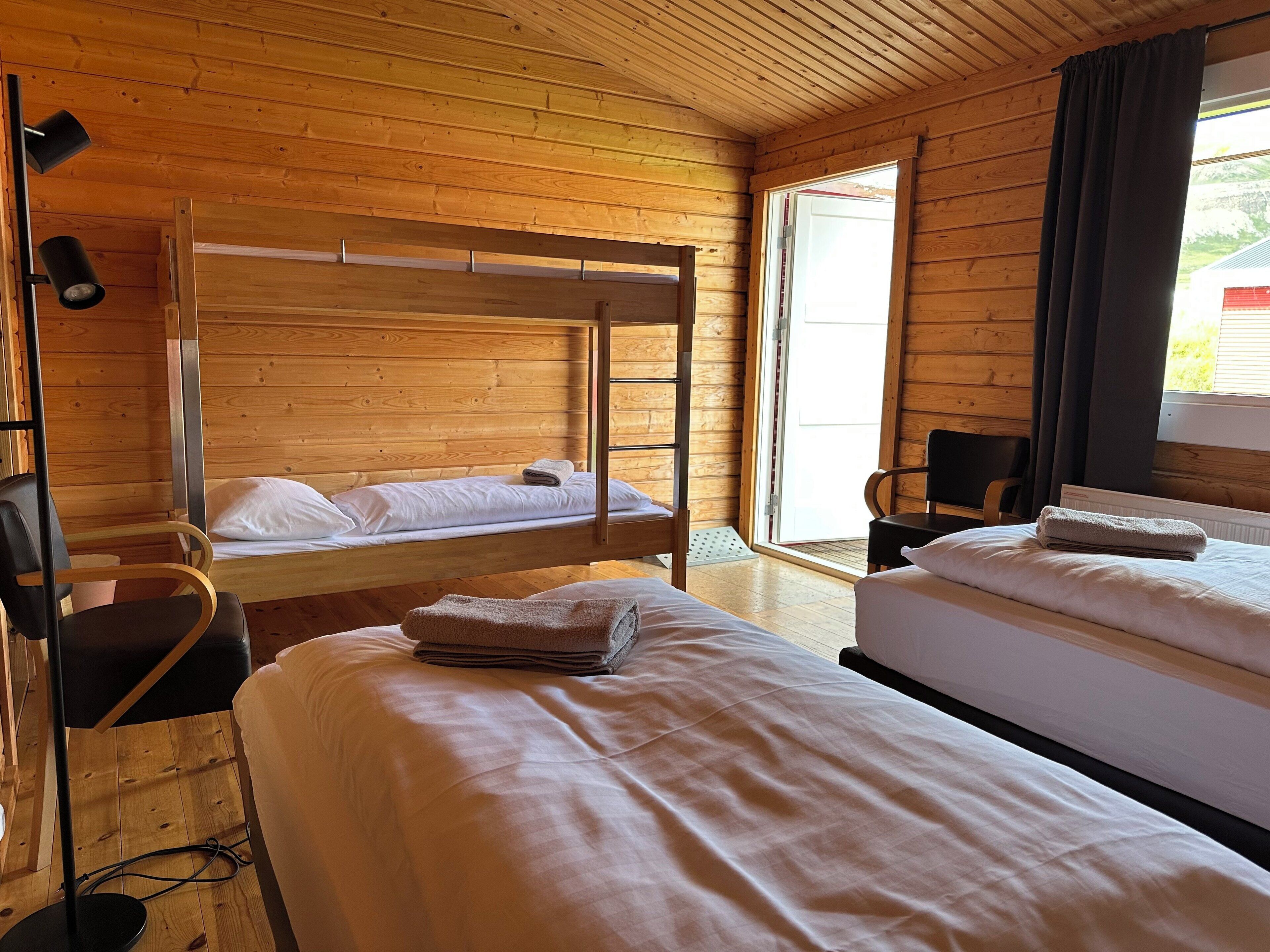 Työpöytä, kannettavalle tietokoneelle sopiva työtila, pimennysverhot