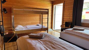 Family Quadruple Room | Desk, laptop workspace, blackout drapes, soundproofing