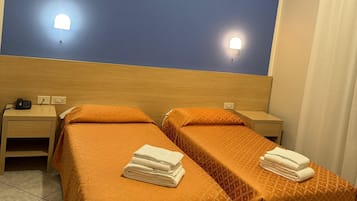 Camera con 2 letti singoli, 2 letti singoli | Lenzuola Frette, materassi Select Comfort, una cassaforte in camera