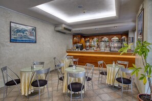 Free daily buffet breakfast  - Albergo La Posta Arezzo (Civitella in Val di Chiana)