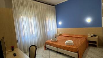 ملاءات إيطالية من طراز فريتي وأسرّة سليكت كومفورت وخزنة داخل الغرفة