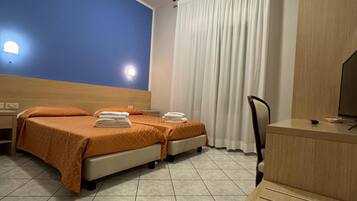 ملاءات إيطالية من طراز فريتي وأسرّة سليكت كومفورت وخزنة داخل الغرفة