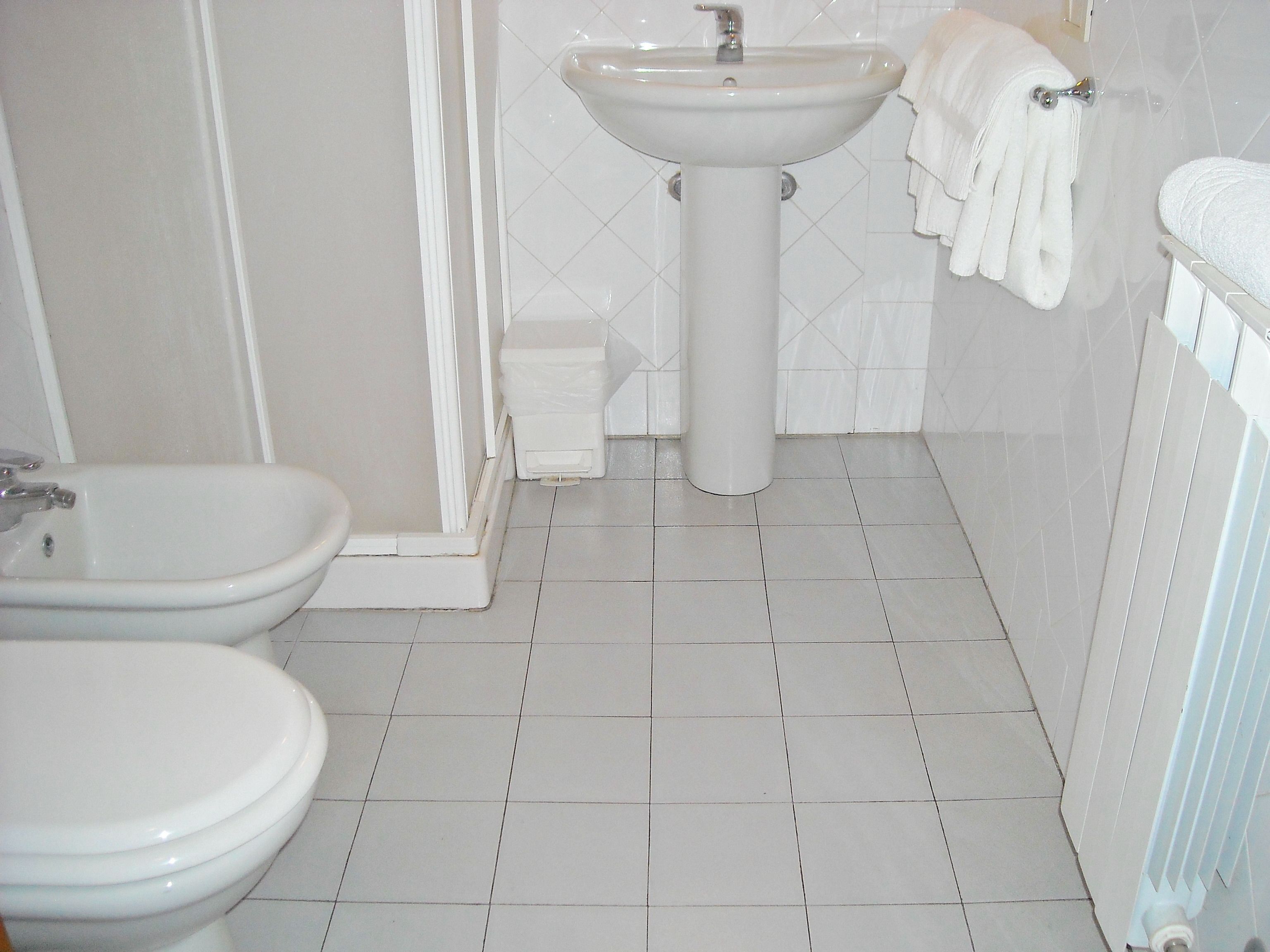 triple room | bathroom | shower, rainfall showerhead, free toiletries, hair dryer