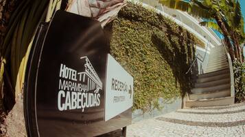A hotel entrance with a sign for the reception and a sign for the hotel named "HOTEL MARAMBIJA CABECUDAS".