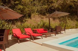 Outdoor pool, pool umbrellas, sun loungers - Hotel Marambaia Cabeçudas (Itajai)