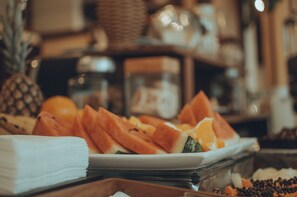 A buffet with various fruits and a white napkin. - Hotel Marambaia Cabeçudas (Itajai)