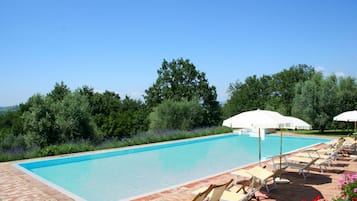 Piscine extérieure, parasols de plage, chaises longues