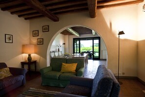 Deluxe Villa, 5 Bedrooms, Valley View, Garden Area | Living room | 36-inch LCD TV with satellite channels, TV - Podere il Pino (Poggibonsi)
