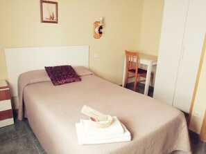 Chambre Simple, salle de bains commune