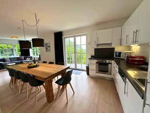 Superior Appartement, Küche, Bergblick | Privat køkken | Køleskab, ovn, kogeplade, opvaskemaskine