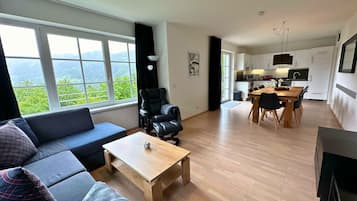 Superior Appartement, Küche, Bergblick | Living area | Flat-screen TV