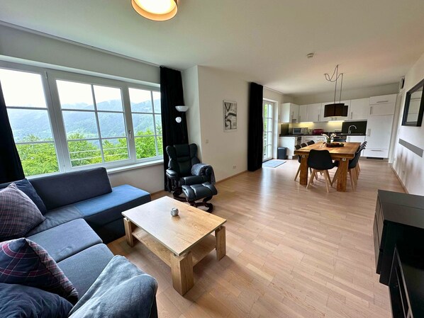 Superior Appartement, Küche, Bergblick | Wohnbereich | Flachbildfernseher