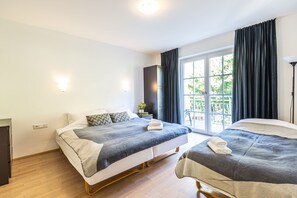 Comfort-Apartment, 2 Schlafzimmer, Küche, Bergblick | Individuell dekoriert, individuell eingerichtet, Bügeleisen/Bügelbrett