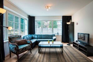 Comfort-Apartment, 3 Schlafzimmer | Wohnbereich | Flachbildfernseher