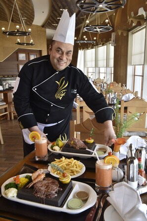 2 restaurants servant le petit déjeuner, le déjeuner et le dîner
