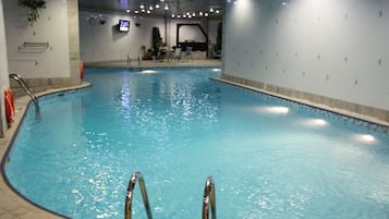 Una piscina cubierta (de 13:00 a 22:00), tumbonas