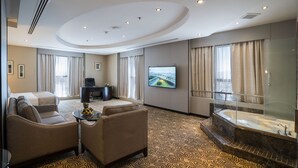 Royal suite, bubbelbad | Donzen dekbedden, Select Comfort-bedden, een gratis minibar