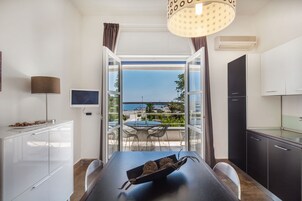 Caja de seguridad en la habitación y muebles diferentes