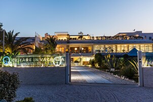 Fachada de la propiedad por la tarde o noche