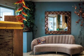 Serves lunch and dinner