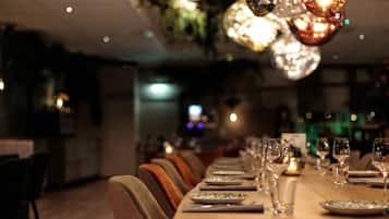 Serveert ontbijt, lunch en diner