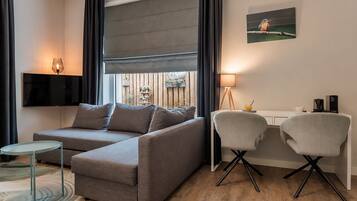Comfort tweepersoonskamer, op benedenverdieping | Woonruimte | Een televisie, tafelvoetbal, een tafeltennistafel en speelgoed