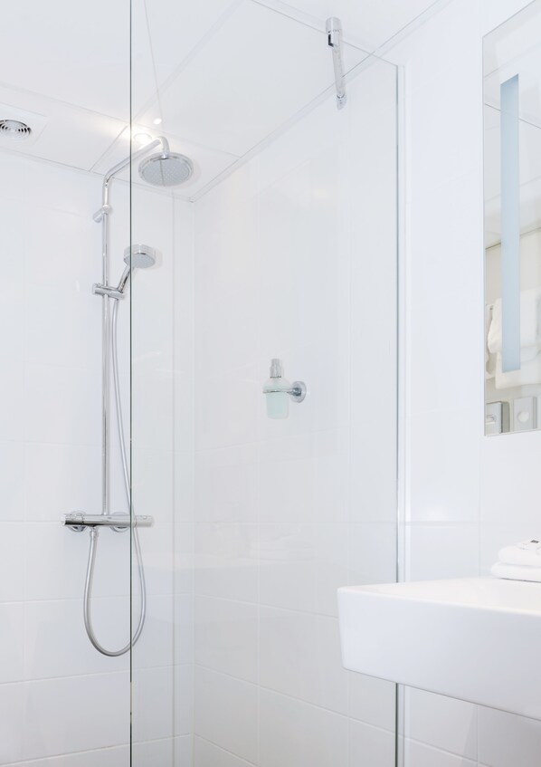 Designer toiletries, hair dryer, towels, soap - Paviljoen Hotel (Rhenen)