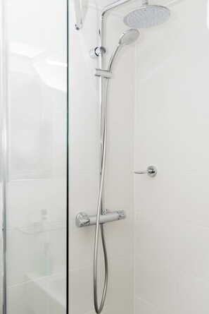 Standard Single Room | Bathroom | Designer toiletries, hair dryer, towels, soap - Paviljoen Hotel (Rhenen)