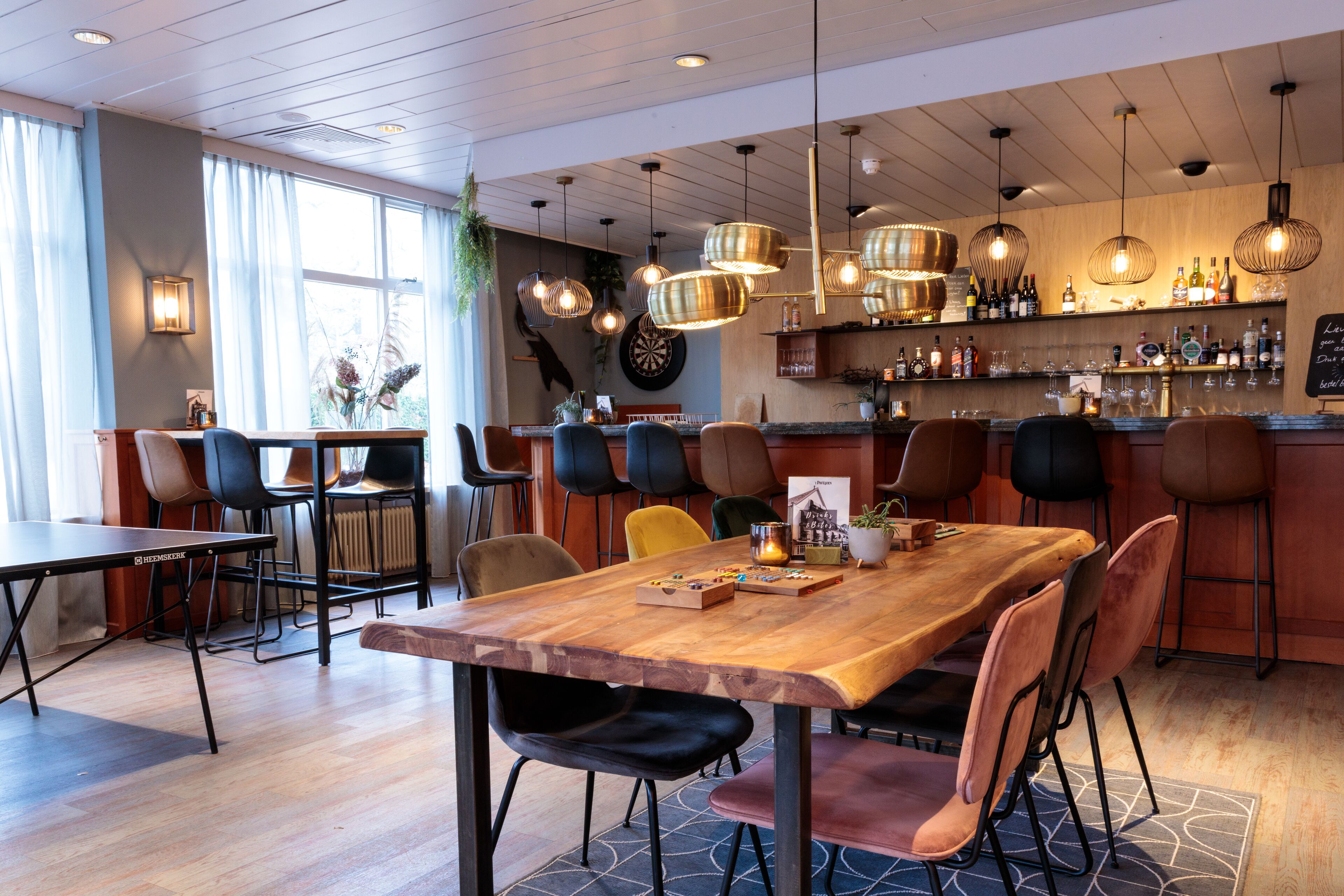 TV 32 polegadas com canais a cabo, pebolim, mesa de pingue-pongue