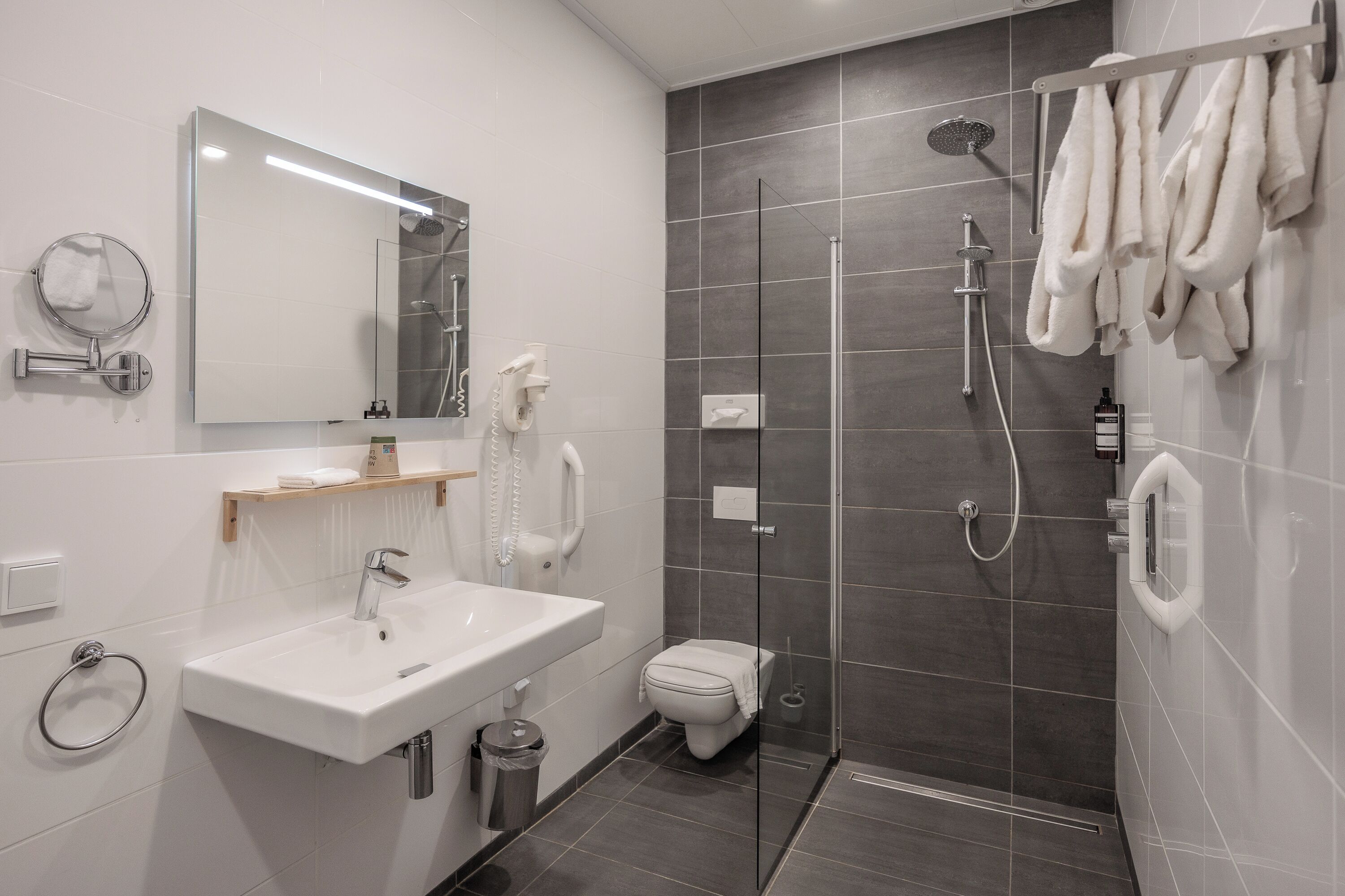 Comfort tweepersoonskamer, op benedenverdieping | Badkamer | Designer toiletartikelen, een haardroger, handdoeken, zeep
