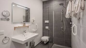 Comfort tweepersoonskamer, op benedenverdieping | Badkamer | Designer toiletartikelen, een haardroger, handdoeken, zeep