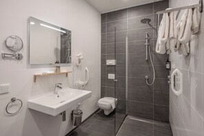  Comfort Plus Room | Bathroom | Designer toiletries, hair dryer, towels, soap - Paviljoen Hotel (Rhenen)