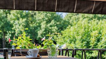Comfort Room | Terrace/patio