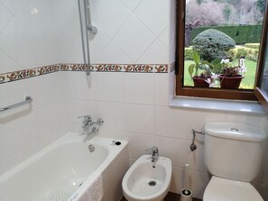 Twin Room, Private Bathroom | Bilik Mandi | Gabungan pancuran/tab mandi, kelengkapan dandanan diri percuma 