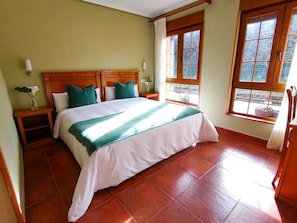 In-room safe, desk, blackout drapes, rollaway beds - Hotel Pugide (Llanes)