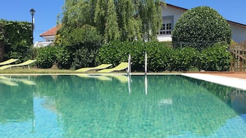 Una piscina al aire libre de temporada