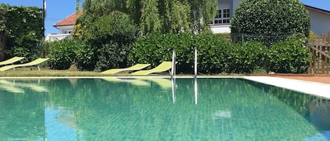 Una piscina al aire libre de temporada