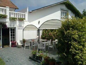 Ofereix vistes al jardí i s'hi serveixen esmorzars, dinars i sopars 