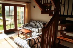 Superior appartement | Woonkamer | Televisie en een dvd-speler