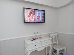 Minibar, desk, soundproofing, iron/ironing board - Olimpo degli Dei (Naples)