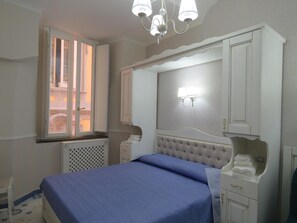 Minibar, desk, soundproofing, iron/ironing board - Olimpo degli Dei (Naples)