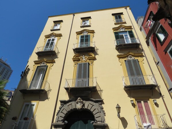 Exterior - Olimpo degli Dei (Naples)