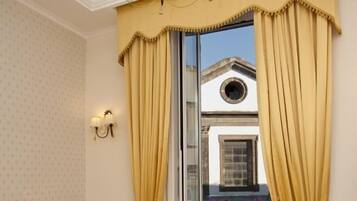 Frigobar, escrivaninha, quartos à prova de som